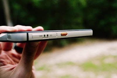 CAT S61 SIM & SD slot