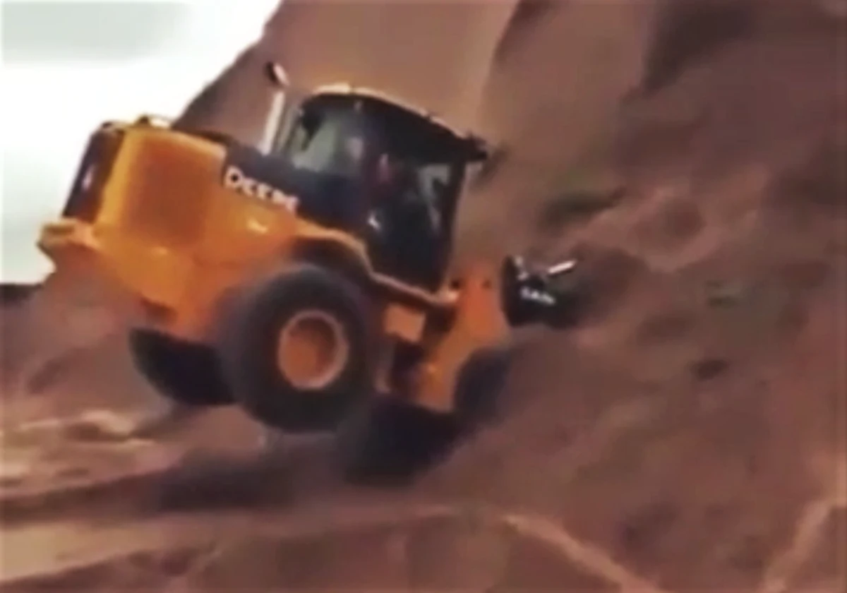 Deere loader gets buried under dirt pile, watch his escape | Equipment ...