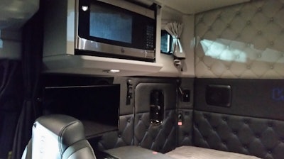 Kenworth W990 cabin suite