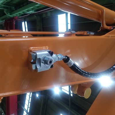 The new diverter valve on the R35Z-9A is designed for easy switching between thumb and attachment.