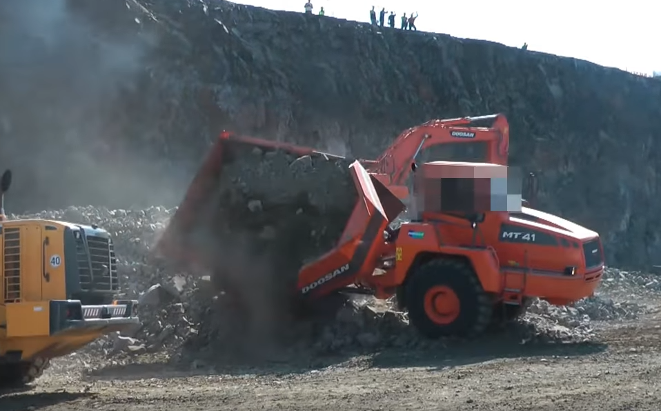 Screenshot_2018-10-04 (9) Dump truck accident &ndash; Moxy MT41 turns over &ndash; YouTube