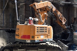 liebherr-r924-crawler-excavator-compact-tunnel-crosslinx-300dpi