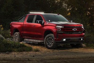 Chevrolet Accessories’ new Off Road Appearance Package for the 2019 Silverado 1500 includes a sport bar, off-road assist steps and a soft, roll-up tonneau cover, adding trail-inspired functionality to the all-new truck.