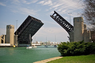 Lake Shore Bridge. Photo by Marcin Wichary from San Francisco, U.S.A. [CC BY 2.0 (https://creativecommons.org/licenses/by/2.0)], via Wikimedia Commons.