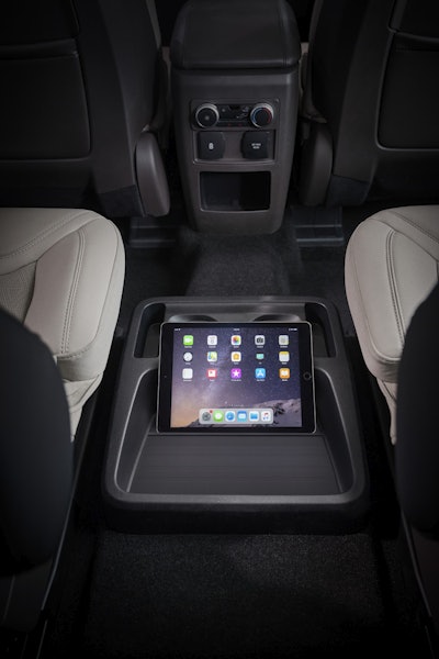 Details of the Ford Explorer Platinum's second row center console