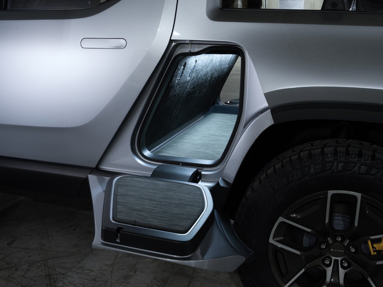 Central storage for Rivian R1T ™ all-electric truck