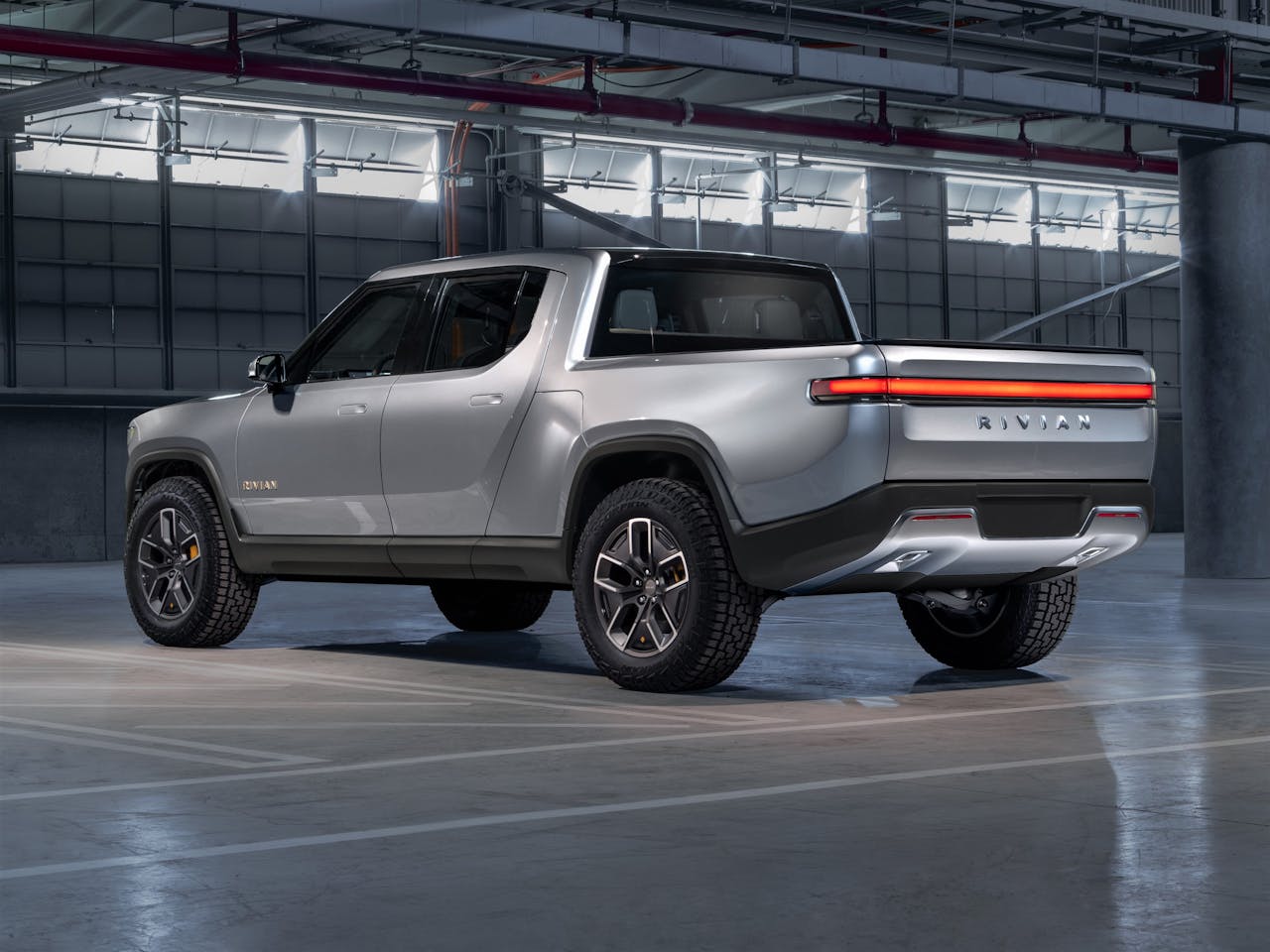 Side and tailgate of the all-electric Rivian R1T ™ truck