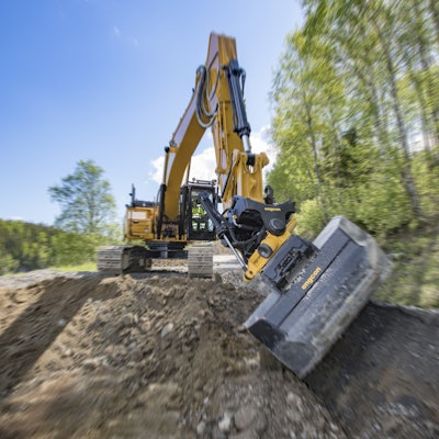 Tiltrotator attachment on an excavator