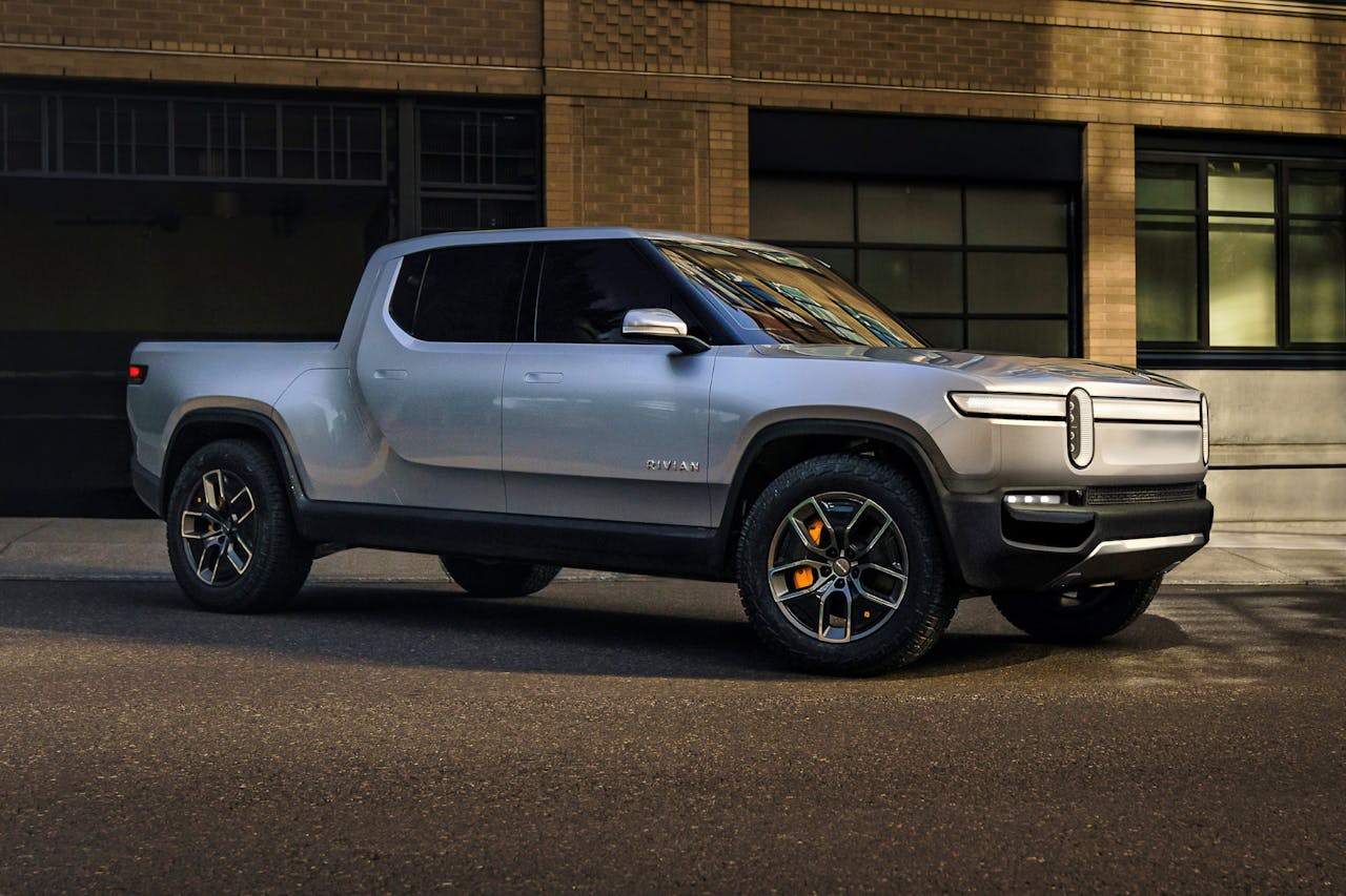 Side view of the Rivian R1T ™ all-electric truck