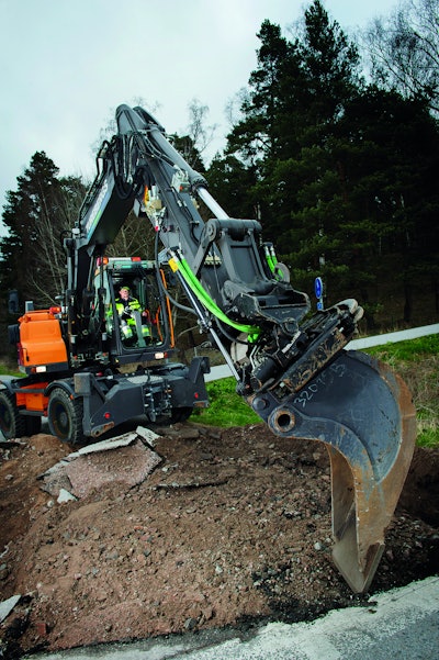 Excavator with tiltrotator