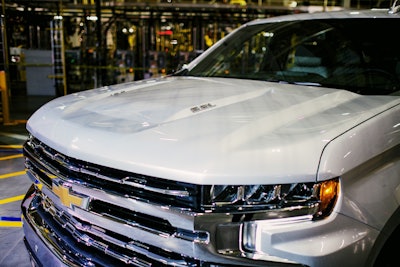 The hoods of 2020 Silverado HD trucks equipped with the new 6.6L gas V8 don’t have the functional hood scoop found on those models equipped with the 6.6L Duramax diesel.