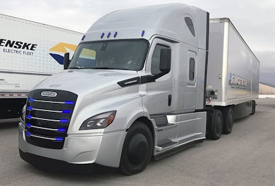 If not for the cool blue light glowing in the grille, blue cab marker lights and the splashy wrap-job touting their fossil fuel-free propulsion systems, Freightliner’s eM2 and eCascadia look mostly like their diesel counterparts.