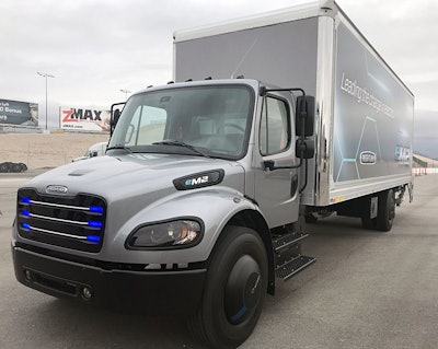 If not for the cool blue light glowing in the grille, and the splashy wrap-job touting its fossil fuel-free propulsion system, Freightliner’s eM2 looks mostly like its diesel counterpart.
