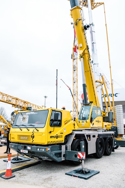 grove by manitowoc GMK 3050-2 with NYC taxi
