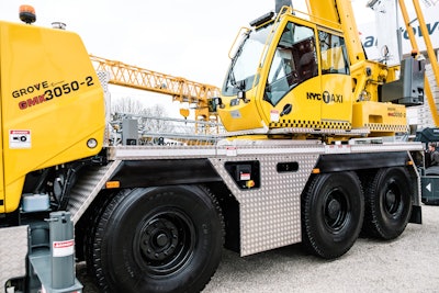 grove by manitowoc GMK 3050-2 with nyc taxi