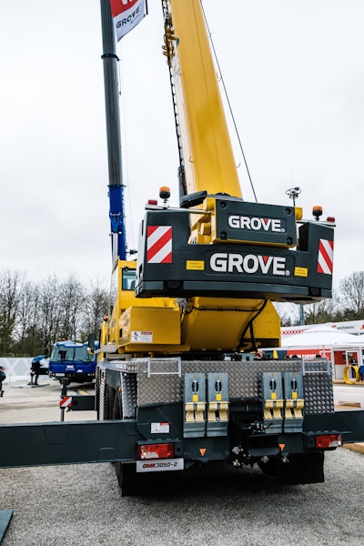 grove by manitowoc GMK 3050-2 with NYC taxi