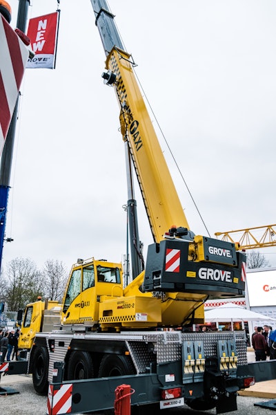 grove by manitowoc GMK 3050-2 with NYC taxi