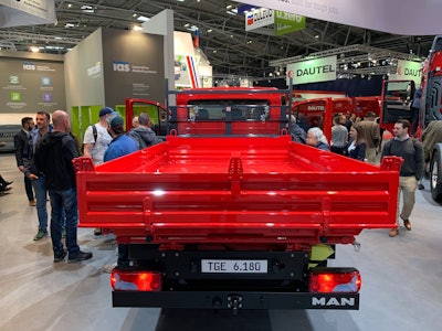 Man TGE 6.180 three-way tipper truck rear