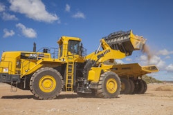 Komatsu WA900-8 loading HD605