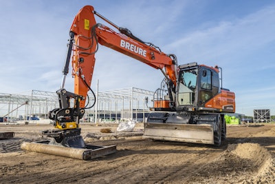 A Doosan DX170W wheeled excavator equipped with an Engcon tiltrotator.