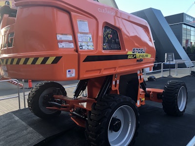 JLG 670SJ self-leveling boom lift