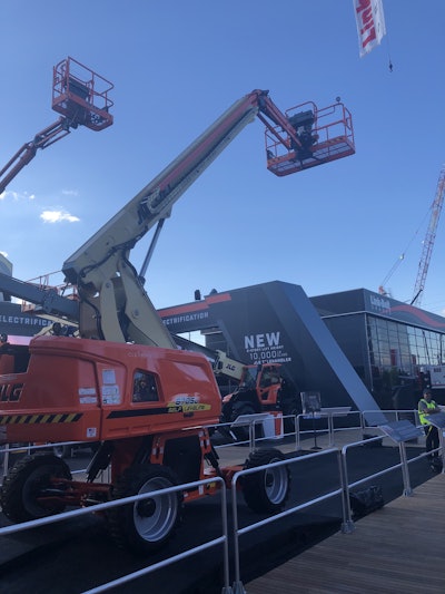 JLG 670SJ self-leveling boom lift