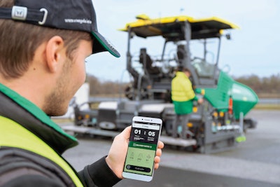 man uses Vögele’s WITOS Paving Docu on smartphone