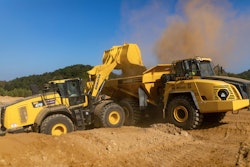 WA475-10 loading HM400