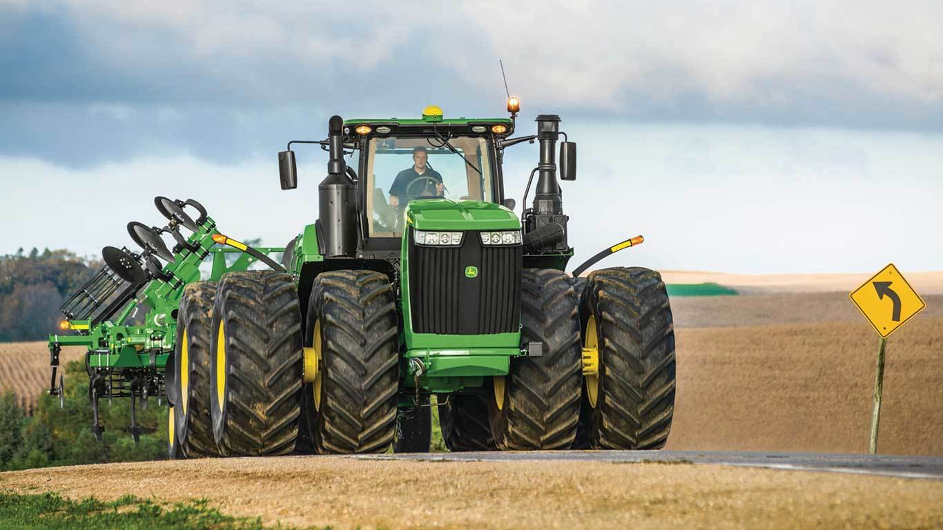 John Deeres 9R/RT series offers several options for a variety of agricultural operations. Shown here is the 9570R.