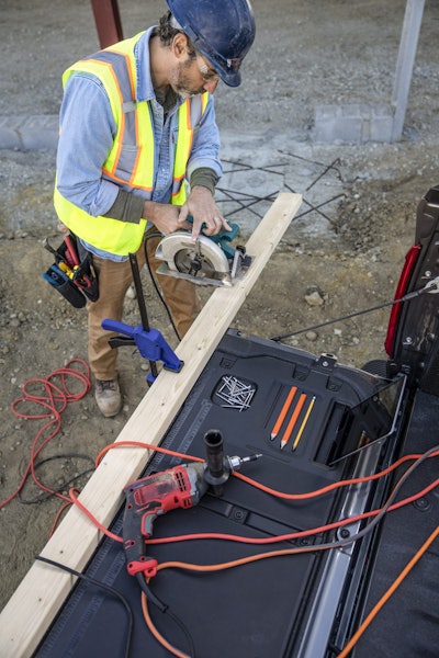 Every all-new F-150 comes standard with new cleats mounted to the sides of the tailgate to act as tie-down locations for extra-long items in the bed. New clamp pockets are also built into the tailgate of every truck, so customers can hold materials down for precision work. An available flat Tailgate Work Surface also includes integrated rulers, a mobile device holder, cupholder and pencil holder.