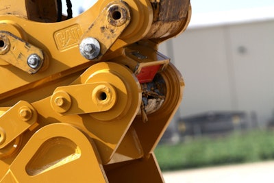 Cat pin grabber coupler locking mechanism