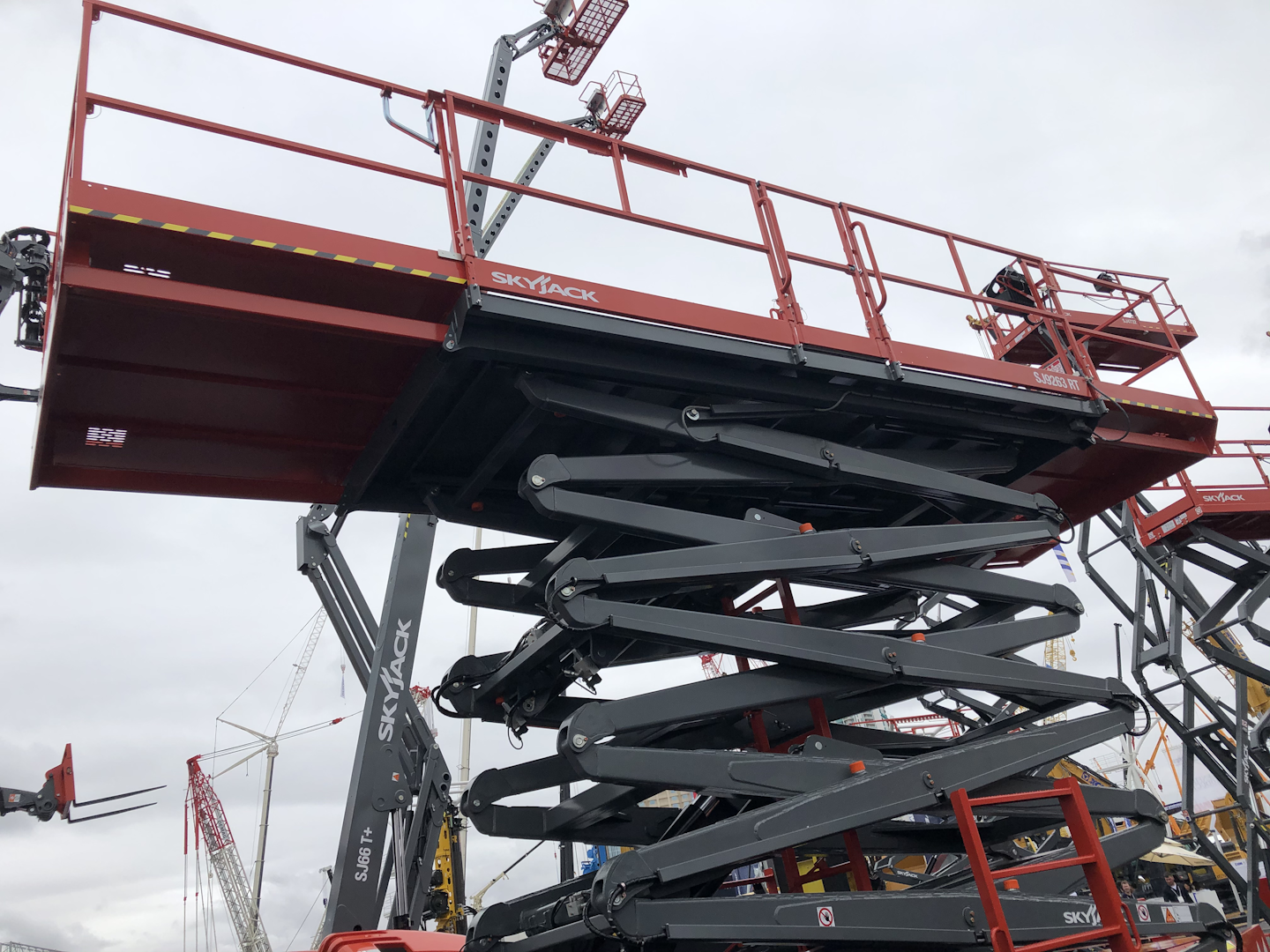 With dual deck extensions, the platform can be expanded to 23 feet.