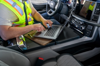 The new available Interior Work Surface makes living and working in the cabin easier with a large, ﬂat deployable surface ideal for signing documents, using a laptop or just enjoying your lunch break. Available in both bench and captain’s seat conﬁgurations from XL to Limited.