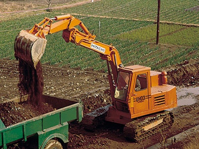 Hitachi’s UH03 became the first hydraulic excavator in Japan made of all Japanese technologies. Photo credit: Hitachi Construction Machinery