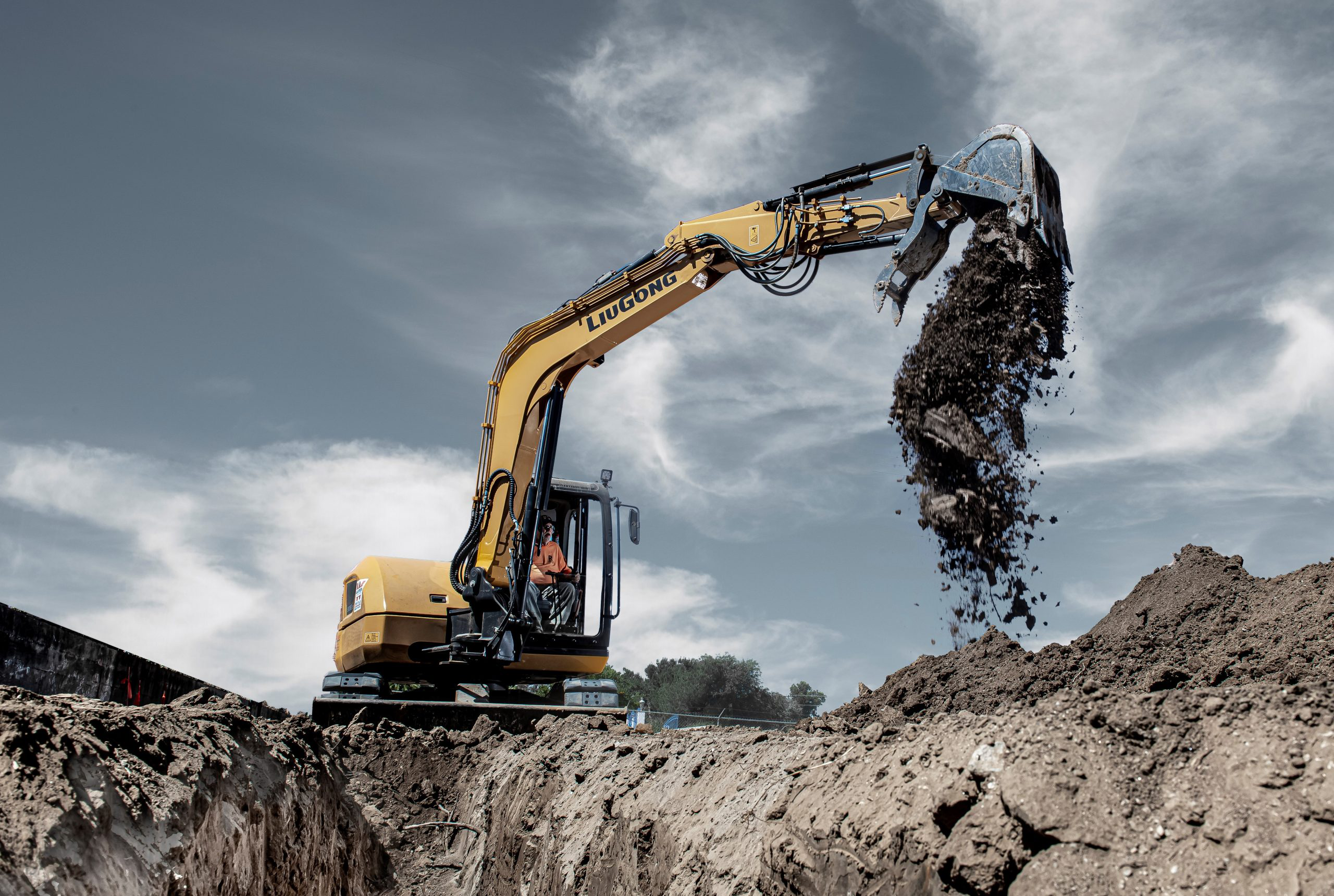 LiuGong 909ECR &ndash; Front Cover