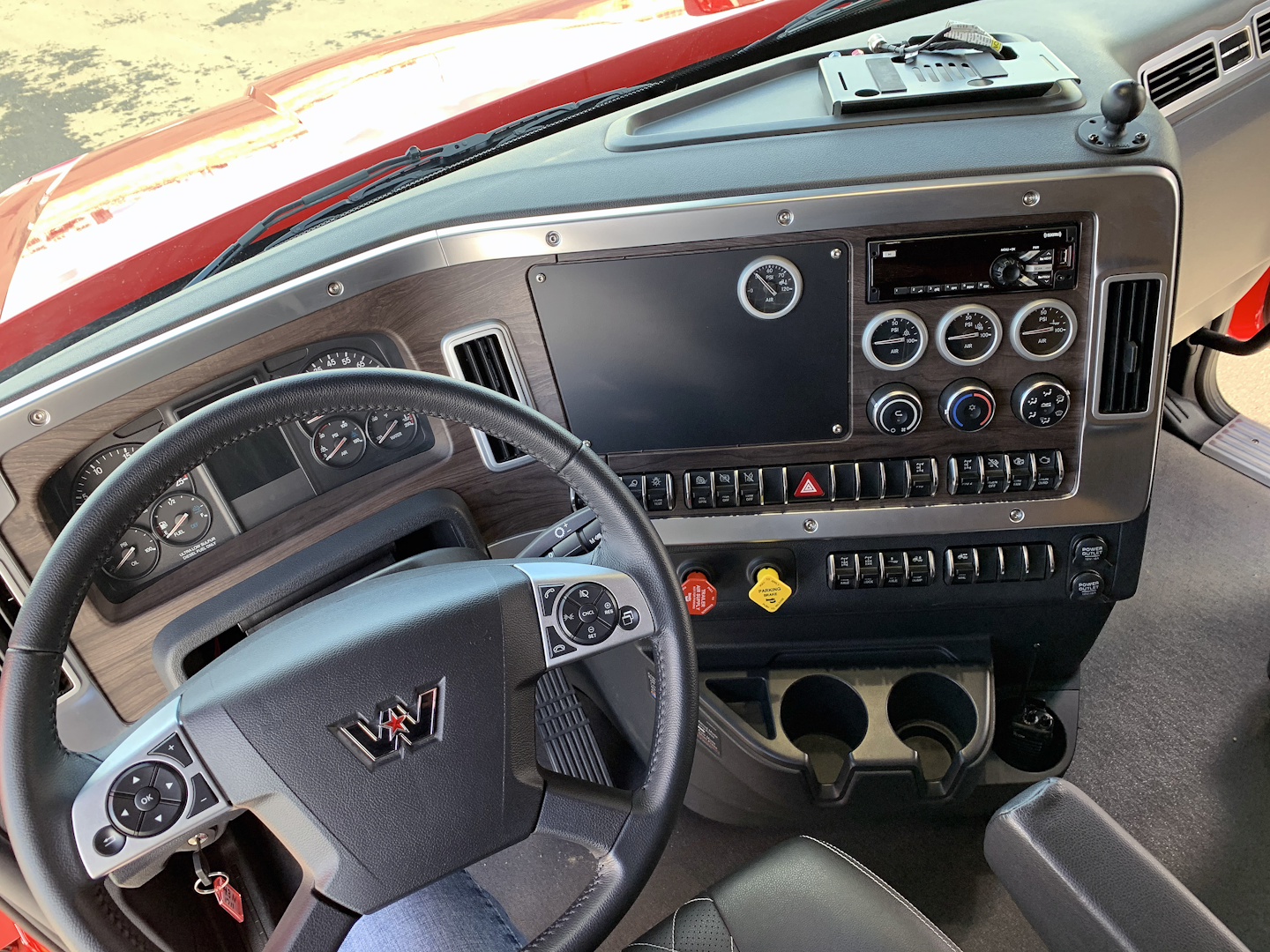 The 49X’s dash is pulled forward and wings around the driver’s right, a fairly common long-haul design feature that allows operators to keep their hands on the wheel and eyes on the road.