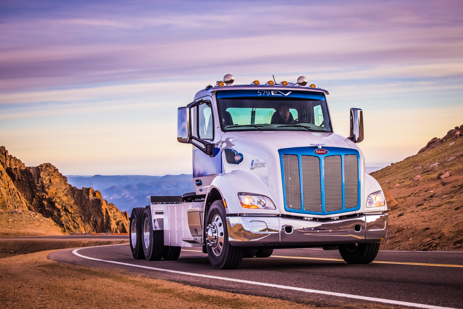 A Peterbilt 579EV and Kenworth T680 FCEV (fuel cell electric vehicle) became the first Class 8 trucks equipped with electric powertrains to climb Colorado&rsquo;s famous and challenging Pikes Peak Highway.