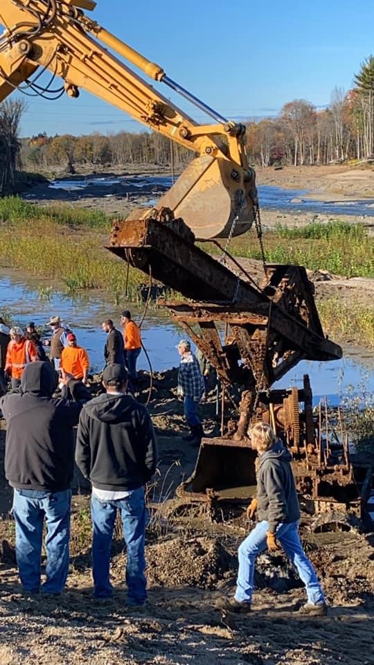 An excavator is used to remove the shovel's boom during the October 24 rescue operation as Bob Kelly and his grandson Tommy (foreground left) look on.