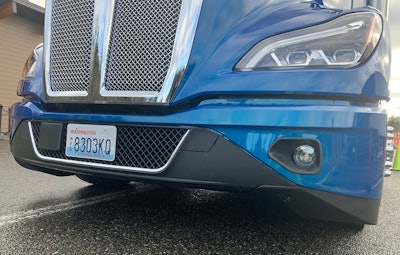 The front bumper features a flexible air dam to control airflow under the cab, yet offers the same approach angle and ground clearance as the current T680.