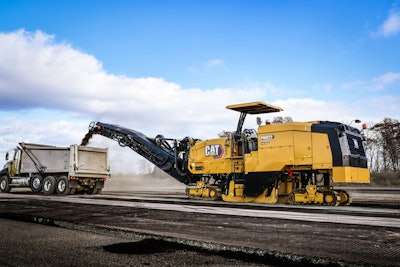 Caterpillar PM822 cold planer milling road