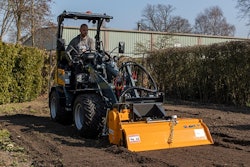 man operating tobroco giant g2300 x-tra hd