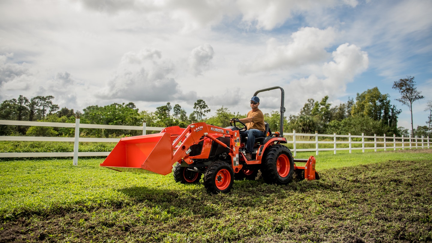 Compact utility tractor