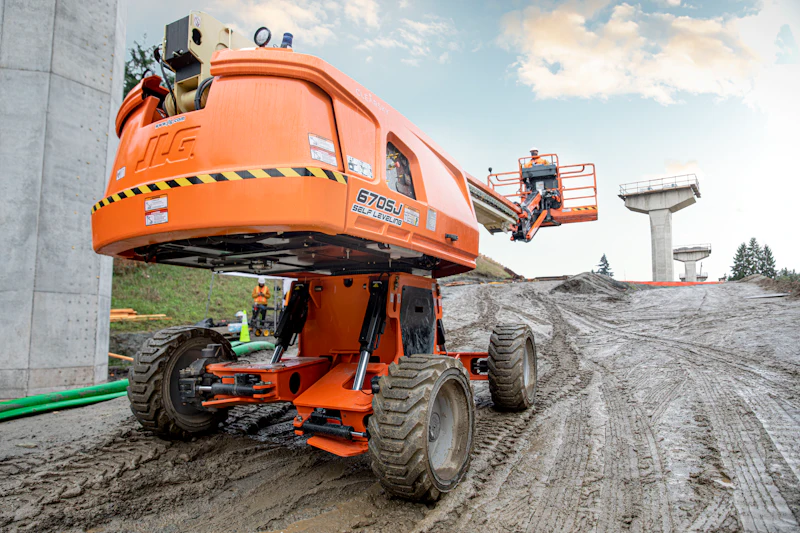 Developer Lift Levels JLG's self-leveling boom lift can tackle 10-degree slopes | Equipment World