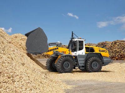 Liebherr L580 wheel loader wood chips