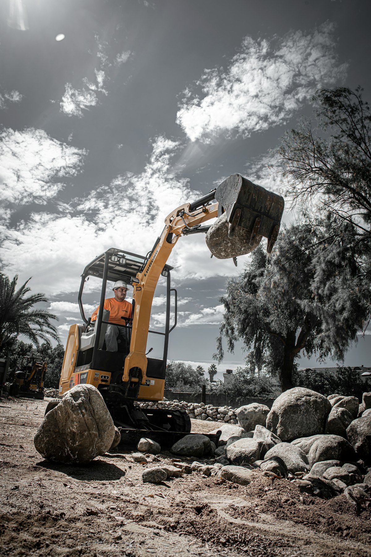 LiuGong introduces two new zero tail swing excavators