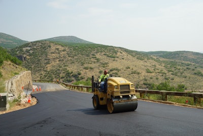 Roller smoothing asphalt