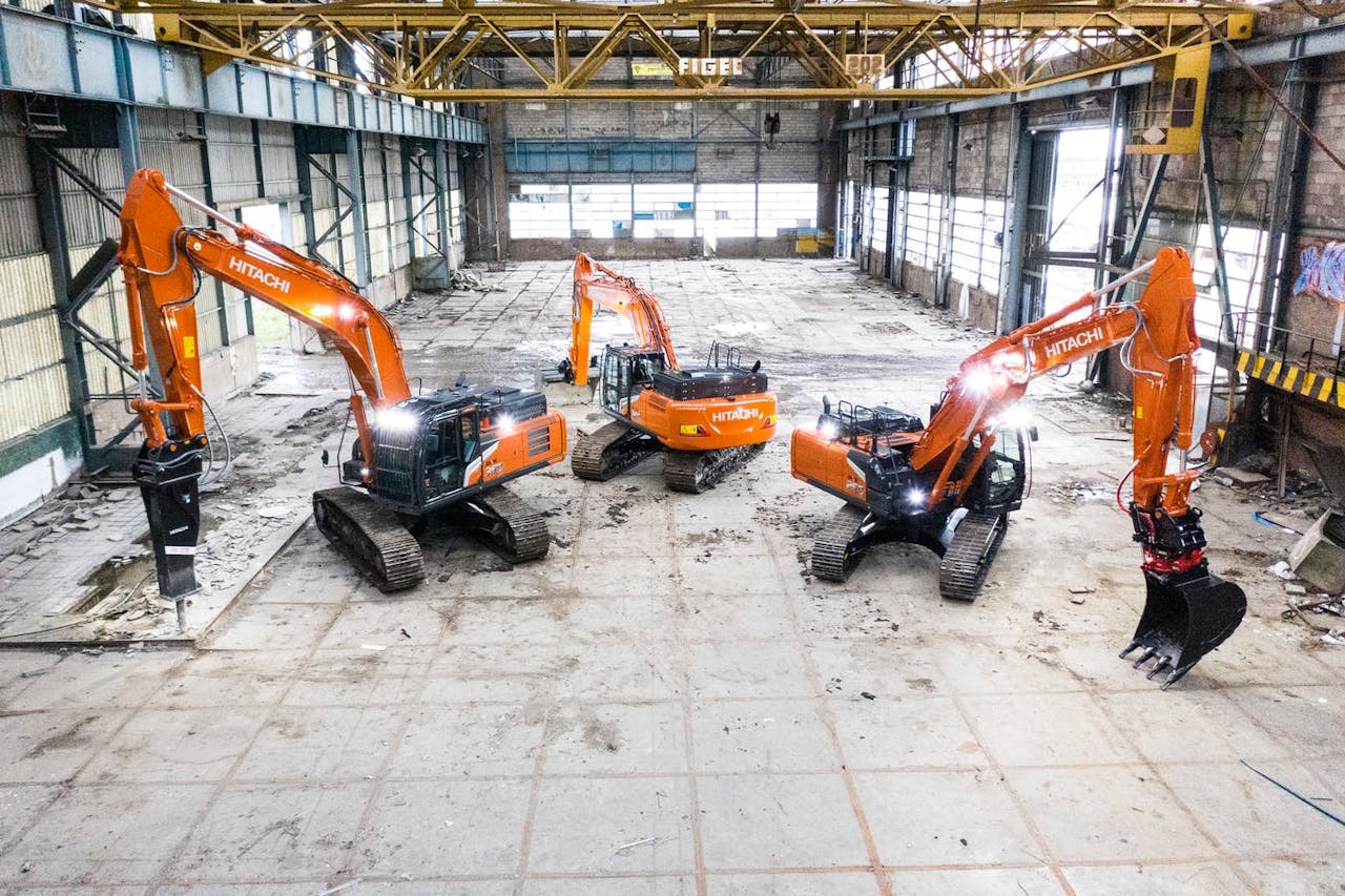 Hitachi Deere split excavator production