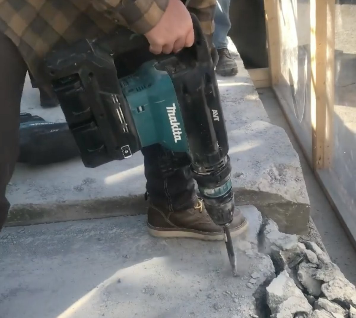 Battery powered discount demolition hammer
