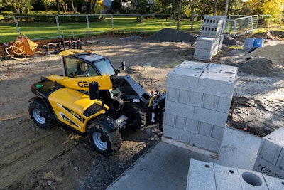 Gehl GCT 3-14 telehandler hauling concrete blocks