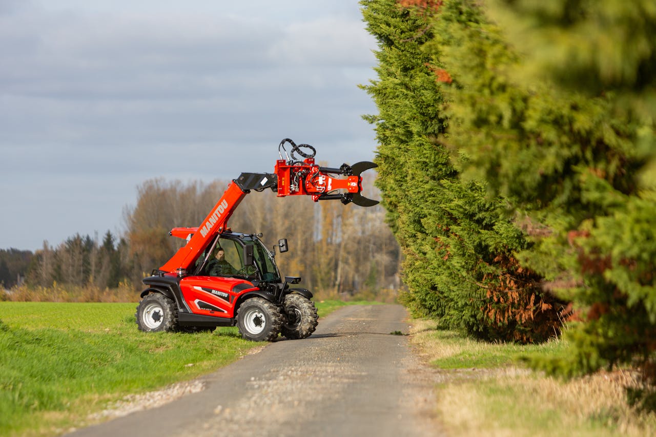 Manitou new ULM 412 H telehandler pruning attachment